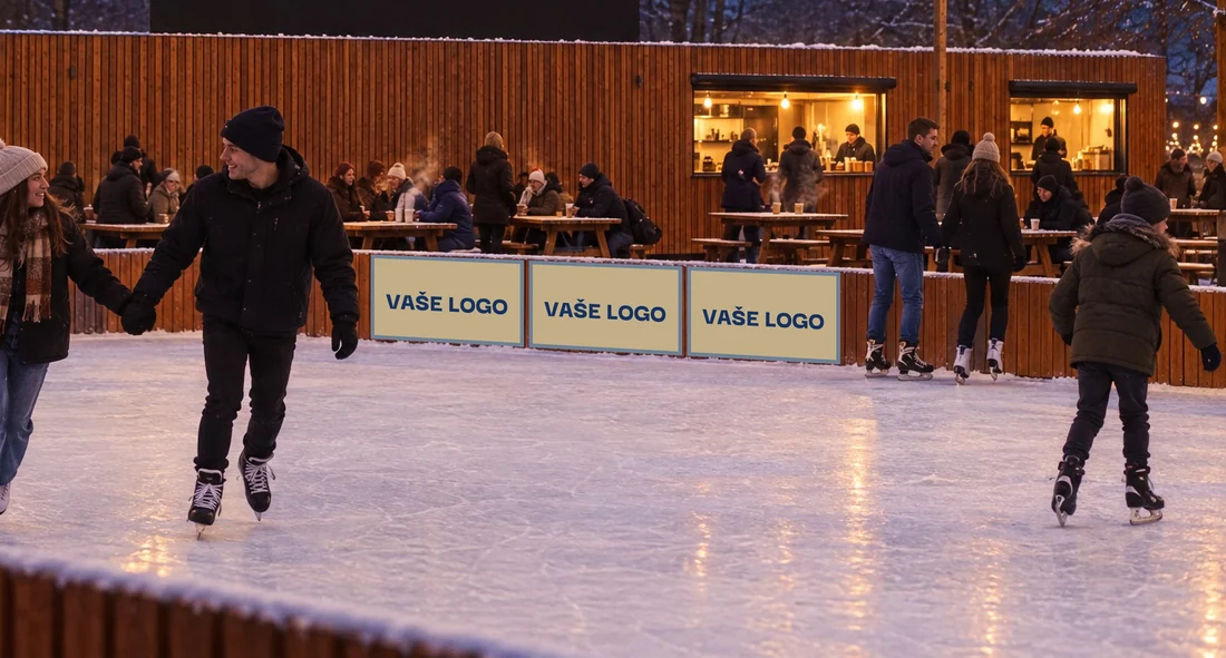 Reklamní plochy „VAŠE LOGO“ na mantinelu kluziště, v popředí bruslaři
